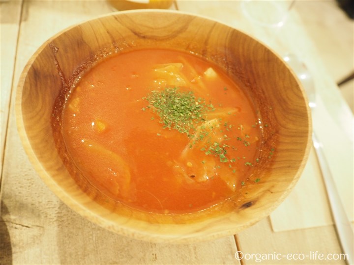 赤いトマトのスープ